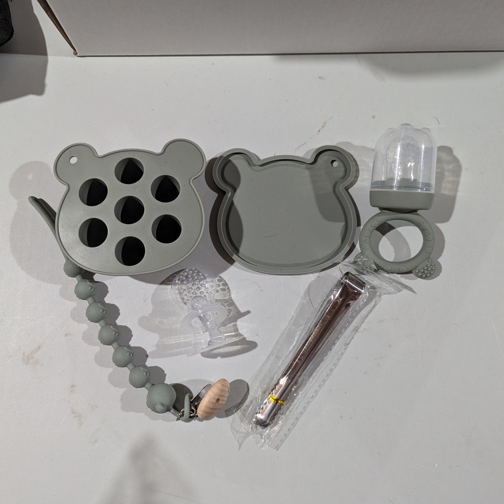 New Out Of Packaging Gray Silicone Baby Feeding Set